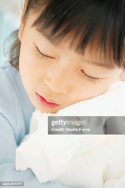 a young girl sleeping on the towel - forza fotografías e imágenes de stock