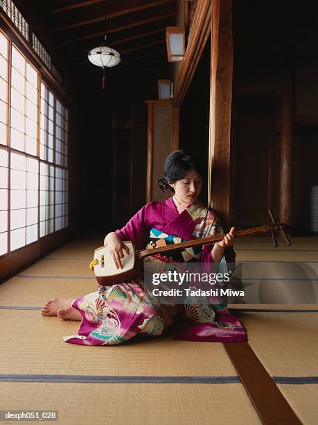 a young woman wearing kimono plays 'samisen' - shamisen 個照片及圖片檔