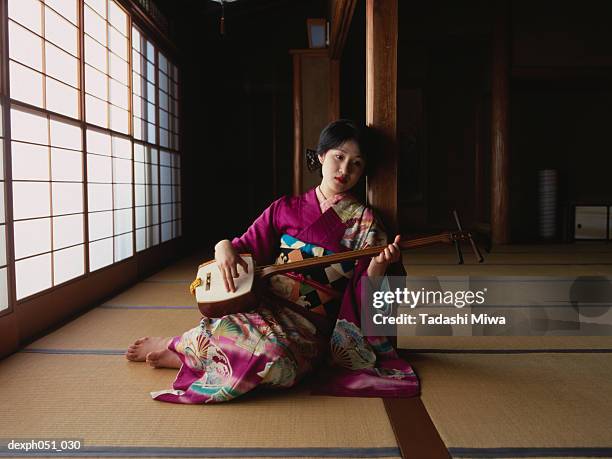 a young woman wearing kimono plays 'samisen' - shamisen 個照片及圖片檔