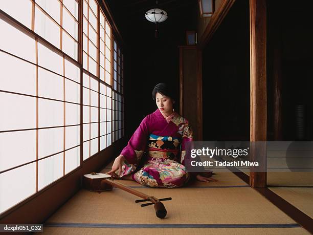 a young woman wearing kimono and 'samisen' - shamisen 個照片及圖片檔