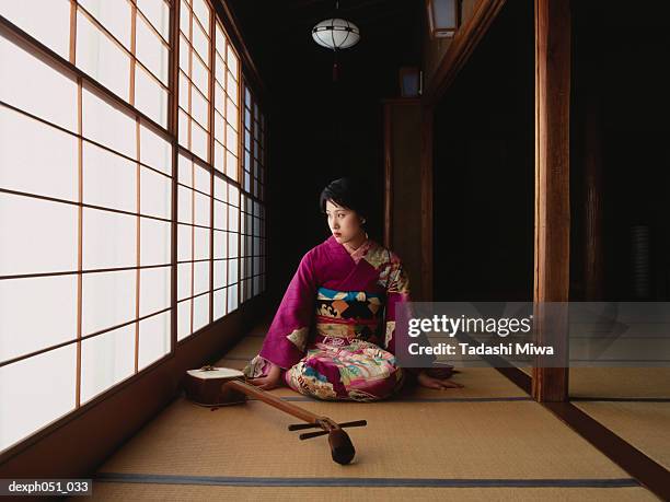a young woman wearing kimono and 'samisen' - shamisen 個照片及圖片檔