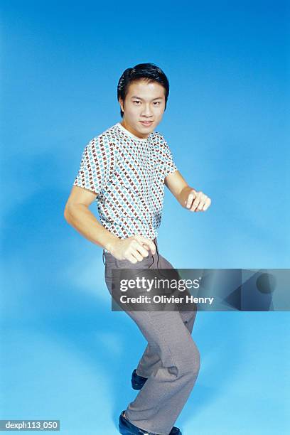 man in polka dot shirt, posing - dot photos et images de collection