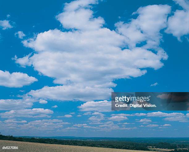 scattered cumulus clouds - altocúmulo fotografías e imágenes de stock