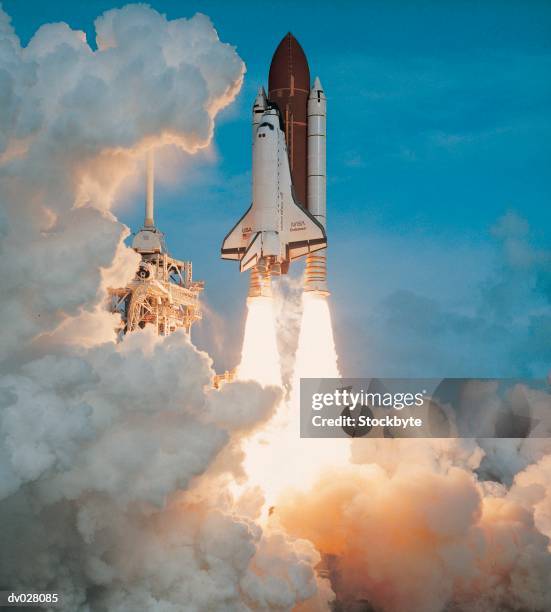 lift-off of space shuttle endeavor - space shuttle foto e immagini stock