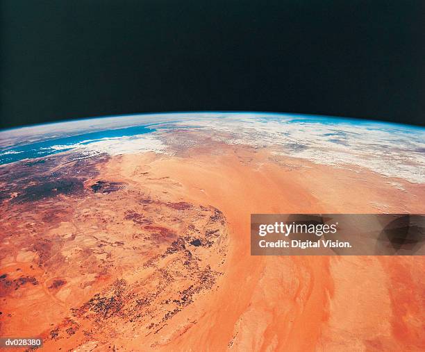 center pivot irrigation, northern saudi arabia - center pivot irrigation stock pictures, royalty-free photos & images