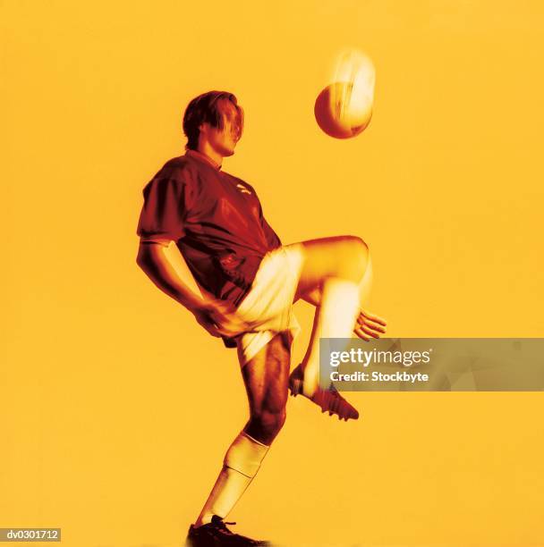 soccer player bouncing ball off knee - bouncing off stock pictures, royalty-free photos & images