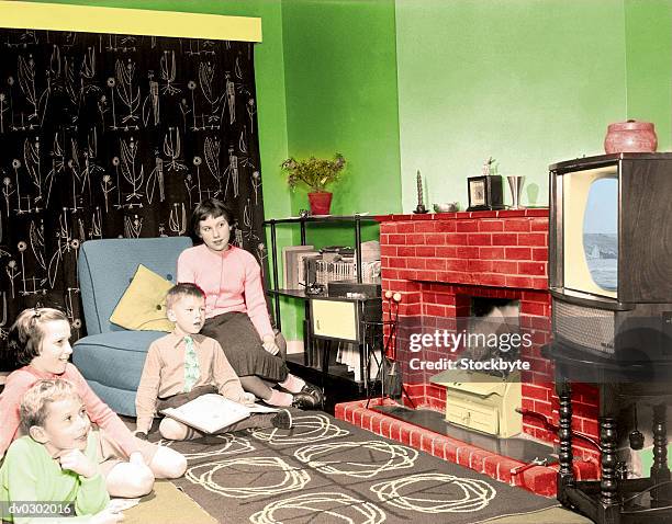 1950's style family watching television - 50s tv family stockfoto's en -beelden