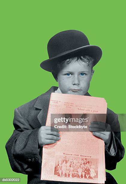 boy dressed in man's derby hat and jacket holding a newspaper - imitação de adultos - fotografias e filmes do acervo