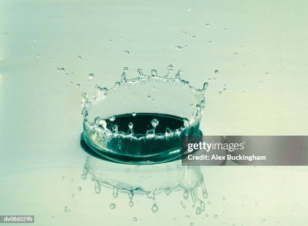 h2o - splash crown stock pictures, royalty-free photos & images