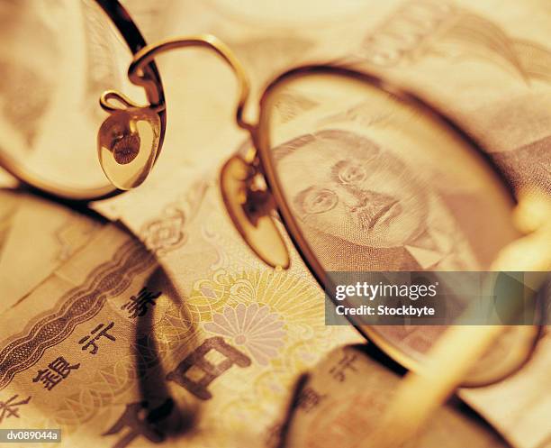 japanese notes and spectacles - five thousand yen note stock pictures, royalty-free photos & images