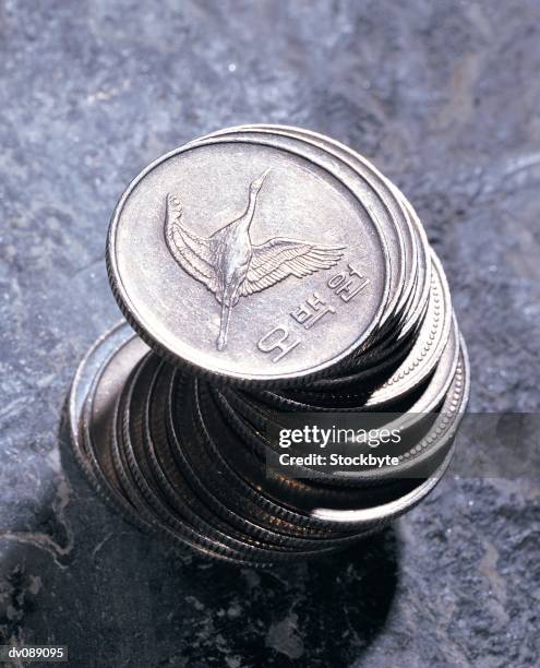 south korean five hundred chon coins in a stack - 韓国の通貨 ストックフォトと画像