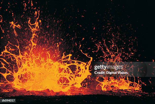 eruption of lava - lavastroom stockfoto's en -beelden