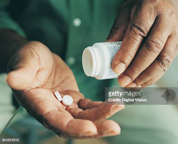 close-up of pills being held in someone's hands - mann tabletten stock-fotos und bilder