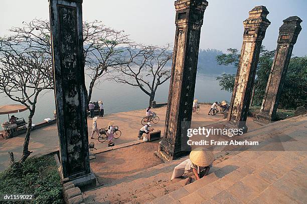 thien mu pagoda, thap phoc duyen tower, hue, vietnam - franz aberham stockfoto's en -beelden