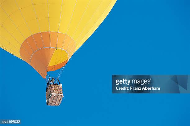 low angle view of a hot air balloon floating in mid air - franz aberham 個照片及圖片檔