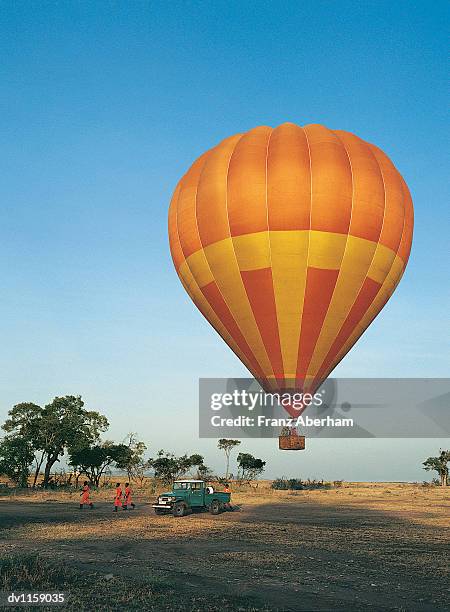 hot air balloon floating over the masai mara, kenya - franz aberham fotografías e imágenes de stock