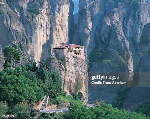 roussanou monastery, meteora, greece - franz aberham fotografías e imágenes de stock