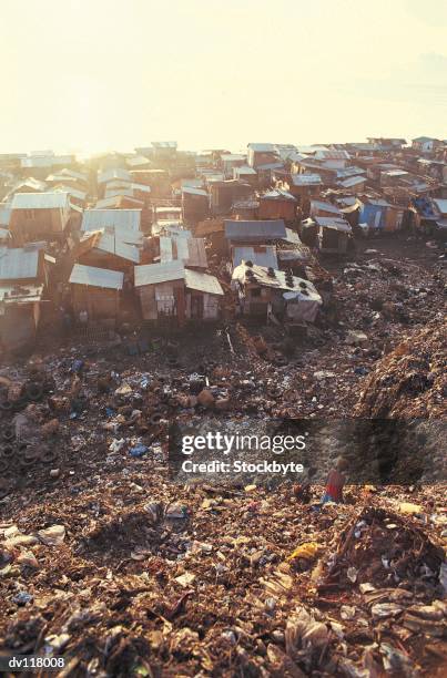 huts on smokey mountain,manila,philippines - national capital region philippines stockfoto's en -beelden