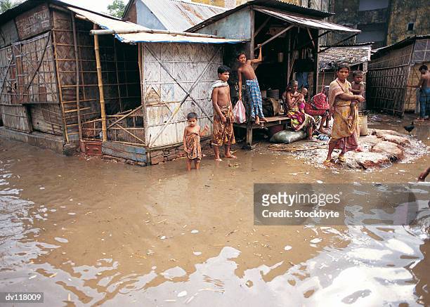 floodwaters surrounding houses in dhaka,bangladesh - bangladesh stock-fotos und bilder