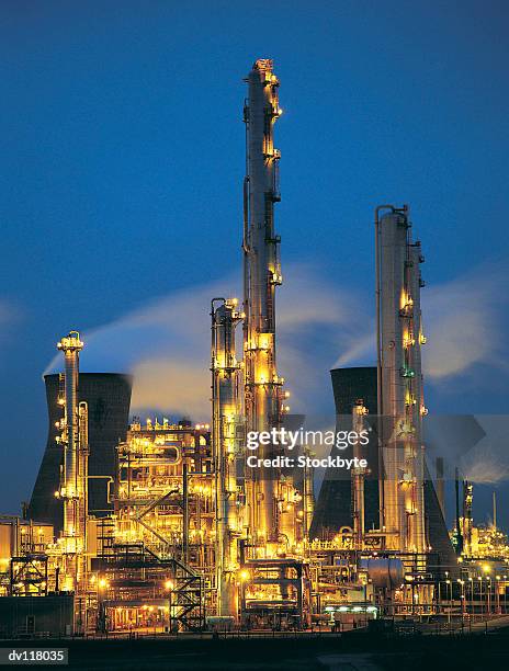 chemical plant at night,lothian,uk - lothian foto e immagini stock