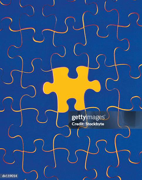 jigsaw puzzle with piece missing - dernière pièce du puzzle photos et images de collection