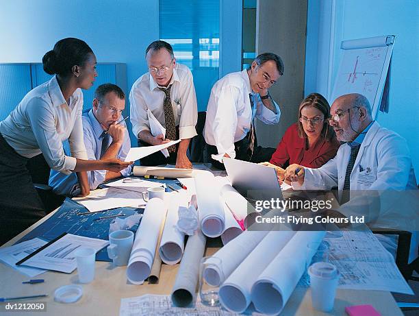 group of business people working in a conference room - proceso cruzado fotografías e imágenes de stock