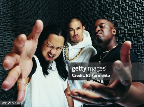 Drei Rapper Portrait Of Three Rapper Standing In A Recording Studio High-Res Stock ...