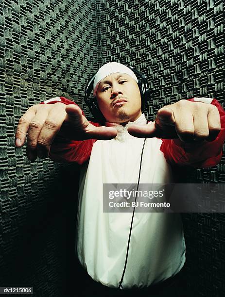 portrait of a rapper standing in a recording studio pointing to camera - meek mill supporters protest on day of status hearing stockfoto's en -beelden