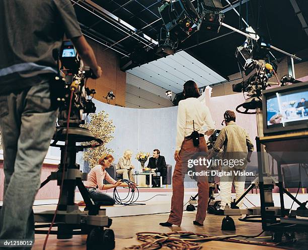 tv presenters in a tv studio with producers and tv cameramen - apresentador de programa de jogo - fotografias e filmes do acervo