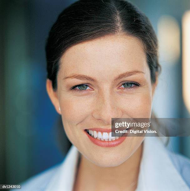 portrait of a smiling businesswoman - ojos grises fotografías e imágenes de stock