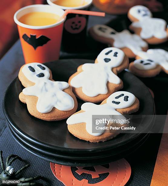 halloween gingerbread ghosts - figurita de jengibre fotografías e imágenes de stock