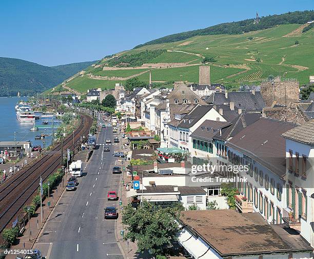 town of rudesheim on the banks of the river rhine, germany - rudesheim stock pictures, royalty-free photos & images