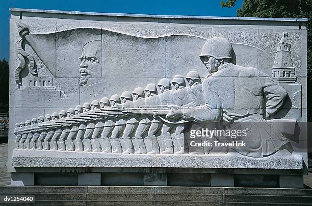 russian war memorial, berlin, germany - lenin memorial stock pictures, royalty-free photos & images