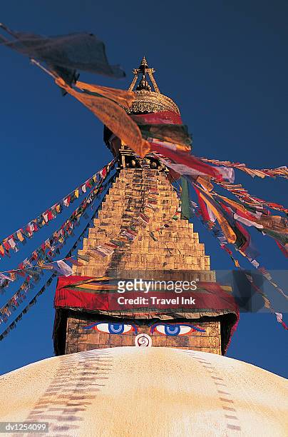 boudhanath stupa with flags, kathmandu, nepal - valle de kathmandu fotografías e imágenes de stock