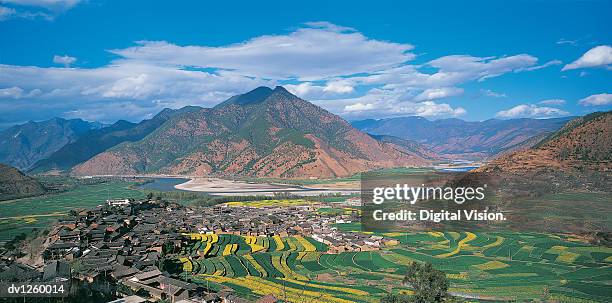 lijiang on the yangtze river, yunnan province, china - son la province fotografías e imágenes de stock