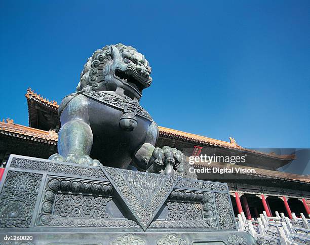 bronze lion, forbidden city, beijing, china - forbidden city imagens e fotografias de stock