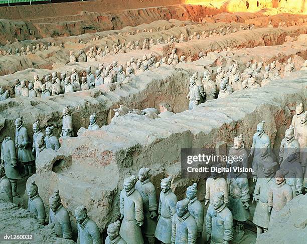 terracotta soldiers in trenches, mausoleum of emperor qin shi huang, xi'an, shaanxi province, china - terracotta army stock-fotos und bilder