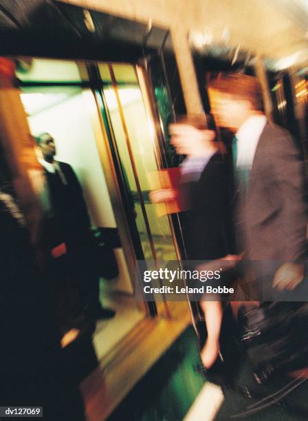 professionals entering elevator - leland bobbe foto e immagini stock