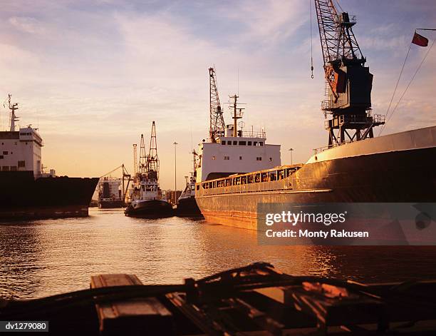 cargo ships in port and gas rig construction, immingham, humberside, uk - immingham stock pictures, royalty-free photos & images