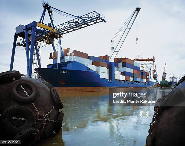 payload on bulk container ship immingham port, humberside, uk - humberside stock pictures, royalty-free photos & images