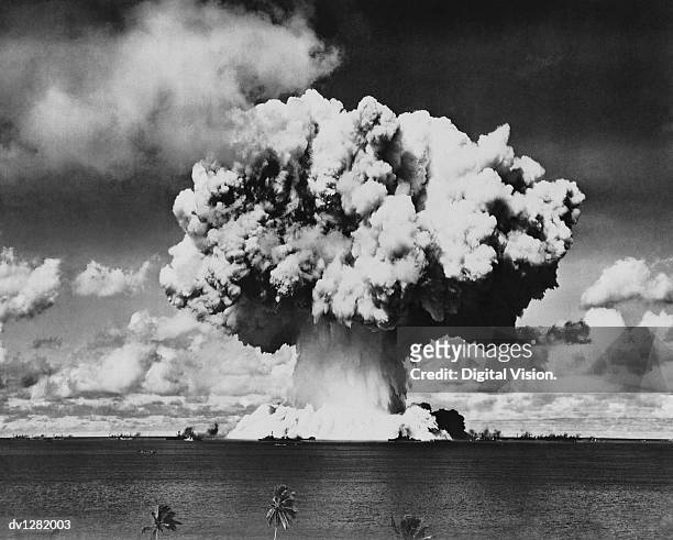 nuclear bomb explosion, baker day test, bikini, 25th july 1946 - nuklearwaffe stock-fotos und bilder