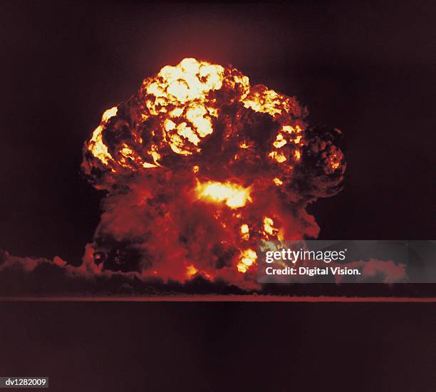 nuclear bomb test, nevada, august 18 1957 - armas de destrucción masiva fotografías e imágenes de stock