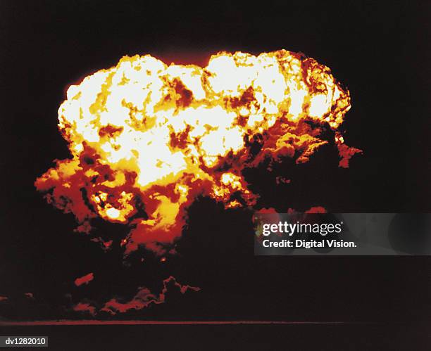 nuclear bomb test, nevada, july 24 1957 - armas de destrucción masiva fotografías e imágenes de stock