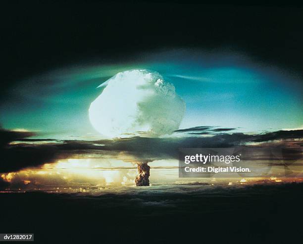 nuclear bomb test, bikini atoll and enewetak, october 21 1952 - bikini atoll stockfoto's en -beelden