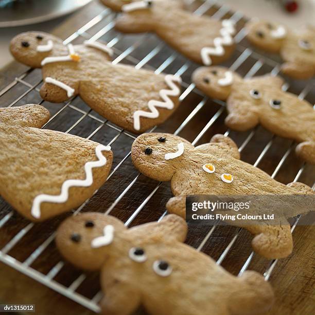 rows of gingerbread men - figurita de jengibre fotografías e imágenes de stock