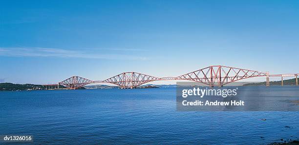 firth rail bridge over the firth of forth, scotland - south queensferry ストックフォトと画像