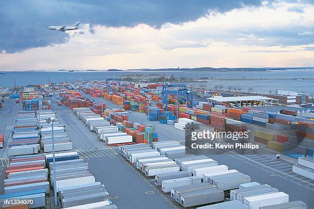 cargo containers at a harbour, singapore - singapore stock-fotos und bilder