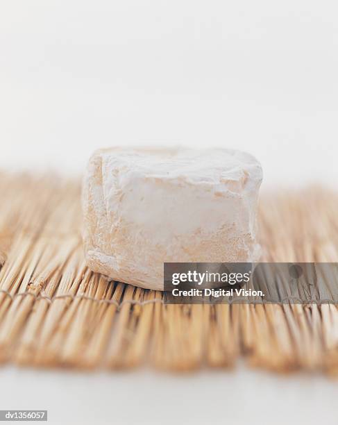 brie on a straw mat - bordsunderlägg av halm bildbanksfoton och bilder