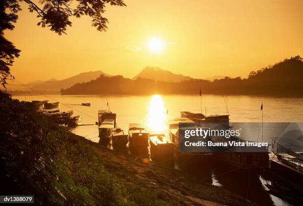 boats on the mekong river, luang prabang, laos - voyage15 photos et images de collection