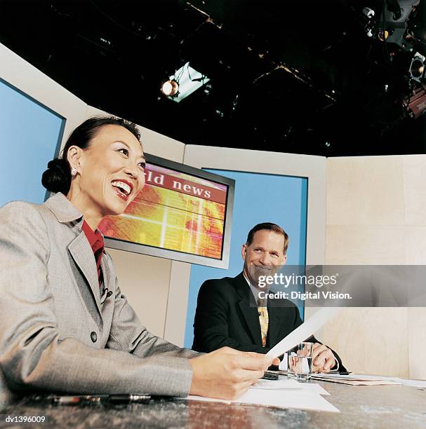 tv news presenters - 2be3 stock pictures, royalty-free photos & images